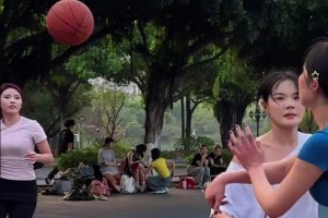 我觉得，她可以和曹岩打一场单挑！😁