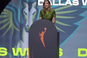 WNBA新科状元阿齐·福德与佩奇布克斯达斯斯聚首，...